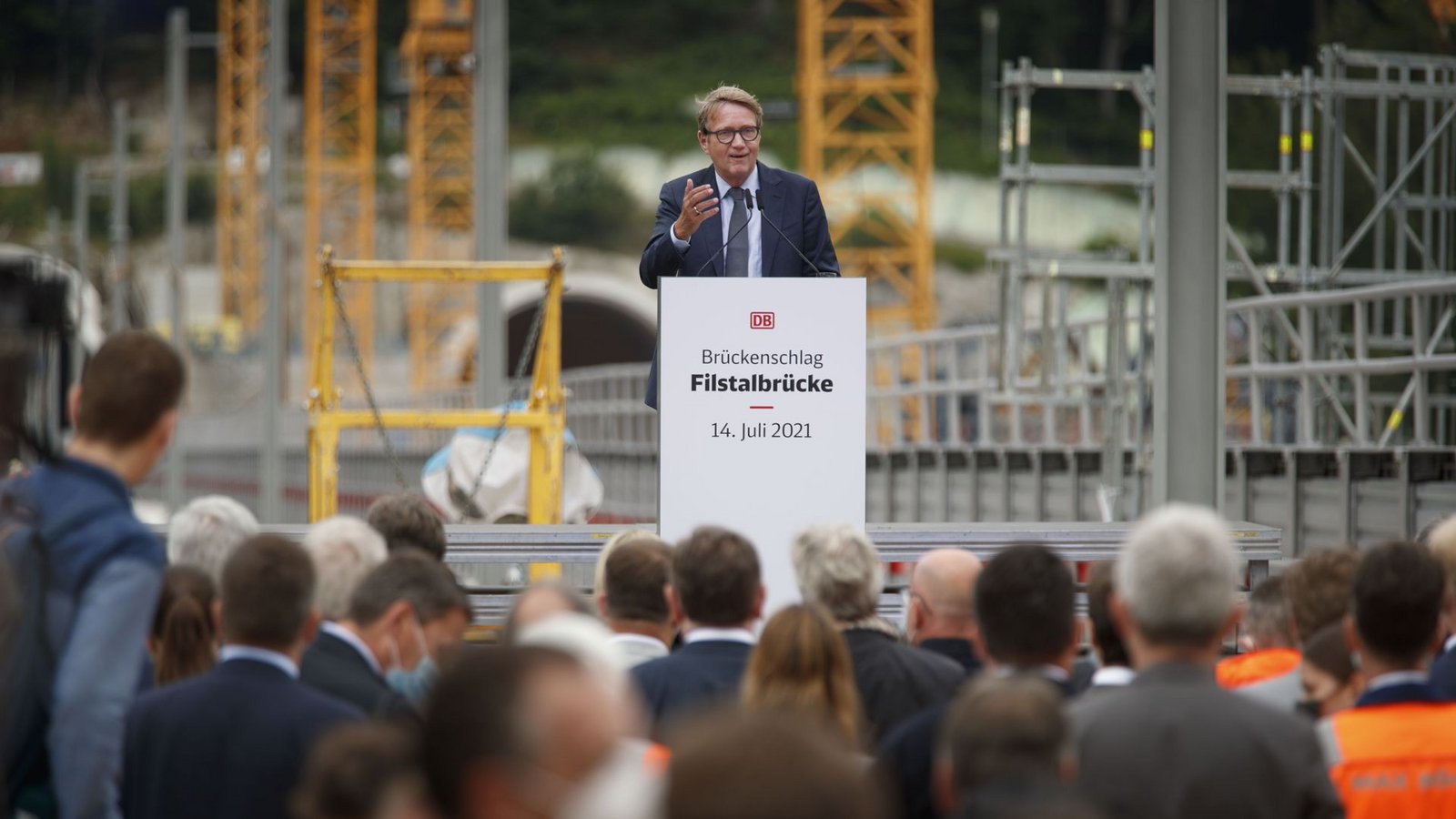 In seiner Ansprache anlässlich des Brückenschlags sagte Pofalla, dass die Brücke nicht gebaut worden sei, „um dem Ländle ein neues Wahrzeichen zu geben“. Vielmehr sollen Millionen Reisende künftig davon profitieren.Foto: Gottfried Stoppel In seiner Ansprache anlässlich des Brückenschlags sagte Pofalla, dass die Brücke nicht gebaut worden sei, „um dem Ländle ein neues Wahrzeichen zu geben“. Vielmehr sollen Millionen Reisende künftig davon profitieren.Foto: Gottfried Stoppel