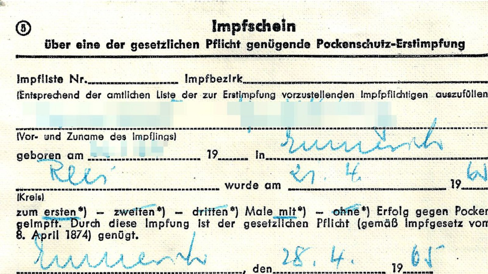 Kombinierter Impfschein „über eine der gesetzlichen Pflicht genügenden Pockenschutz-Erstimpfung“, ausgestellt durch einen Emmericher Arzt am 21. April 1965 und „über eine der gesetzlichen Pflicht genügenden Pockenschutz-Wiederimpfung“, ausgestellt durch die Stadt Emmerich am 2. November 1976. „Durch diese Impfung ist der gesetzlichen Pflicht (gemäß Impfgesetz vom 8. April 1874) genügt.“Foto: Wikipedia commons/Raimond Spekking Kombinierter Impfschein „über eine der gesetzlichen Pflicht genügenden Pockenschutz-Erstimpfung“, ausgestellt durch einen Emmericher Arzt am 21. April 1965 und „über eine der gesetzlichen Pflicht genügenden Pockenschutz-Wiederimpfung“, ausgestellt durch die Stadt Emmerich am 2. November 1976. „Durch diese Impfung ist der gesetzlichen Pflicht (gemäß Impfgesetz vom 8. April 1874) genügt.“Foto: Wikipedia commons/Raimond Spekking