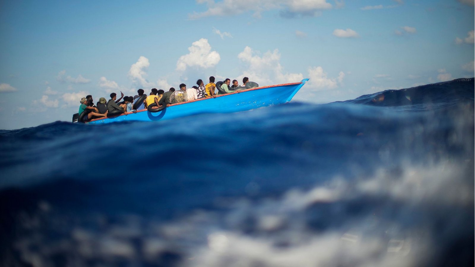 Viele Menschen versuchen, in einfachen Holzbooten über das Mittelmeer nach Europa zu kommen. Die EU will den Flüchtlingsstrom in Zukunft durch neue Regeln besser unter Kontrolle zu bekommen.Foto: Francisco Seco/AP/dpa Viele Menschen versuchen, in einfachen Holzbooten über das Mittelmeer nach Europa zu kommen. Die EU will den Flüchtlingsstrom in Zukunft durch neue Regeln besser unter Kontrolle zu bekommen.Foto: Francisco Seco/AP/dpa