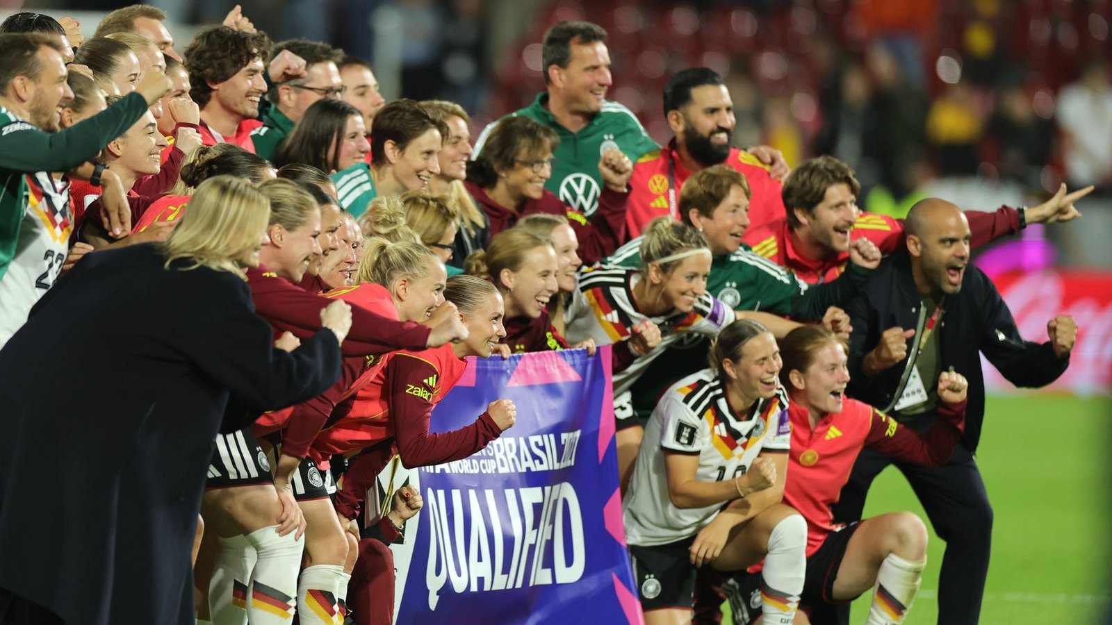 Die deutsche Mannschaft jubelt nach dem Sieg in der WM-Qualifikation gegen Norwegen.Foto: Rolf Vennenbernd/dpa Die deutsche Mannschaft jubelt nach dem Sieg in der WM-Qualifikation gegen Norwegen.Foto: Rolf Vennenbernd/dpa