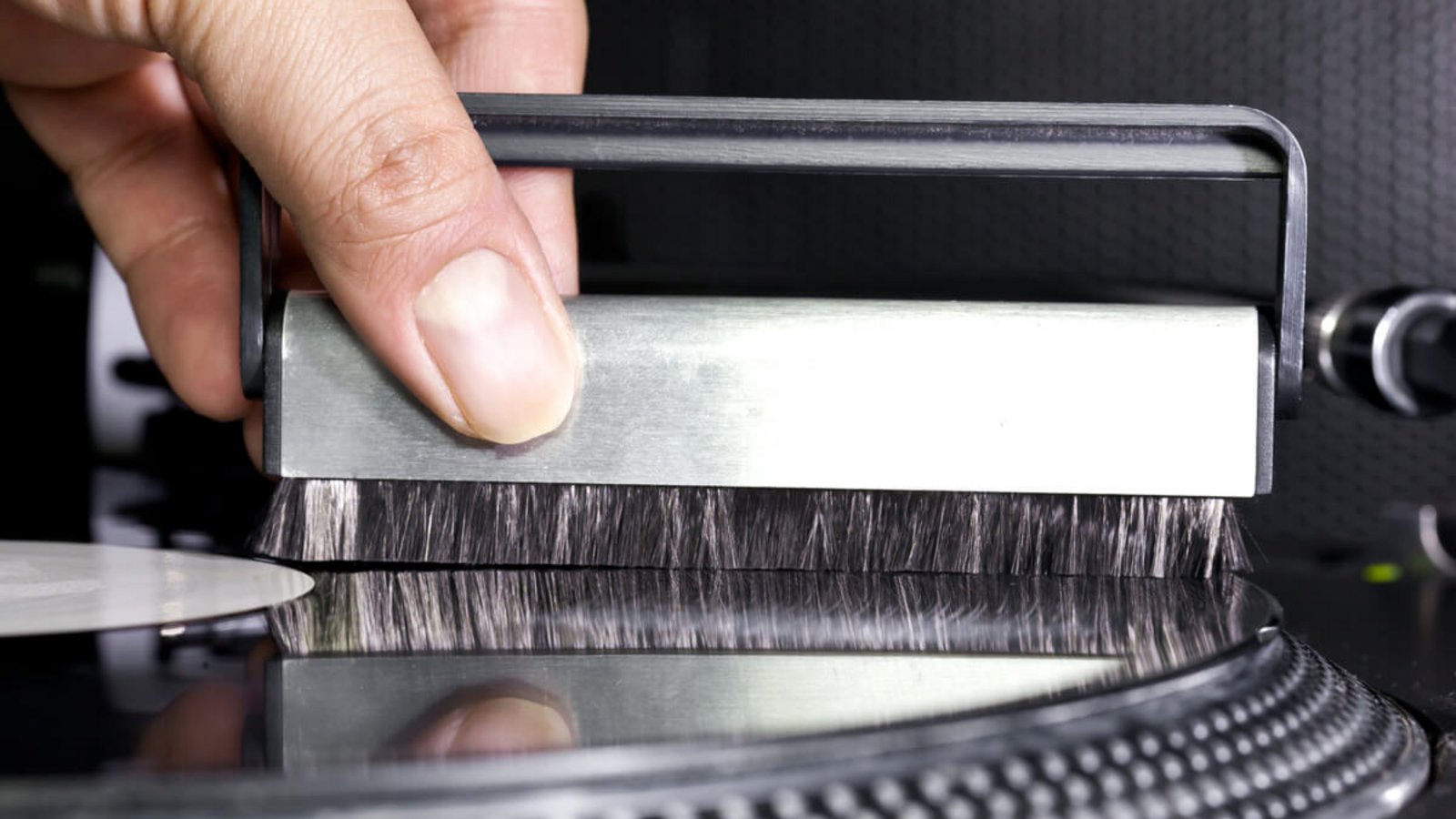 In diesem Artikel zeigen wir Ihnen, wie Sie Schallplatten schonend und gründlich reinigen können. Alle Methoden und Hausmittel im Überblick.Foto: Photopixel / Shutterstock.com