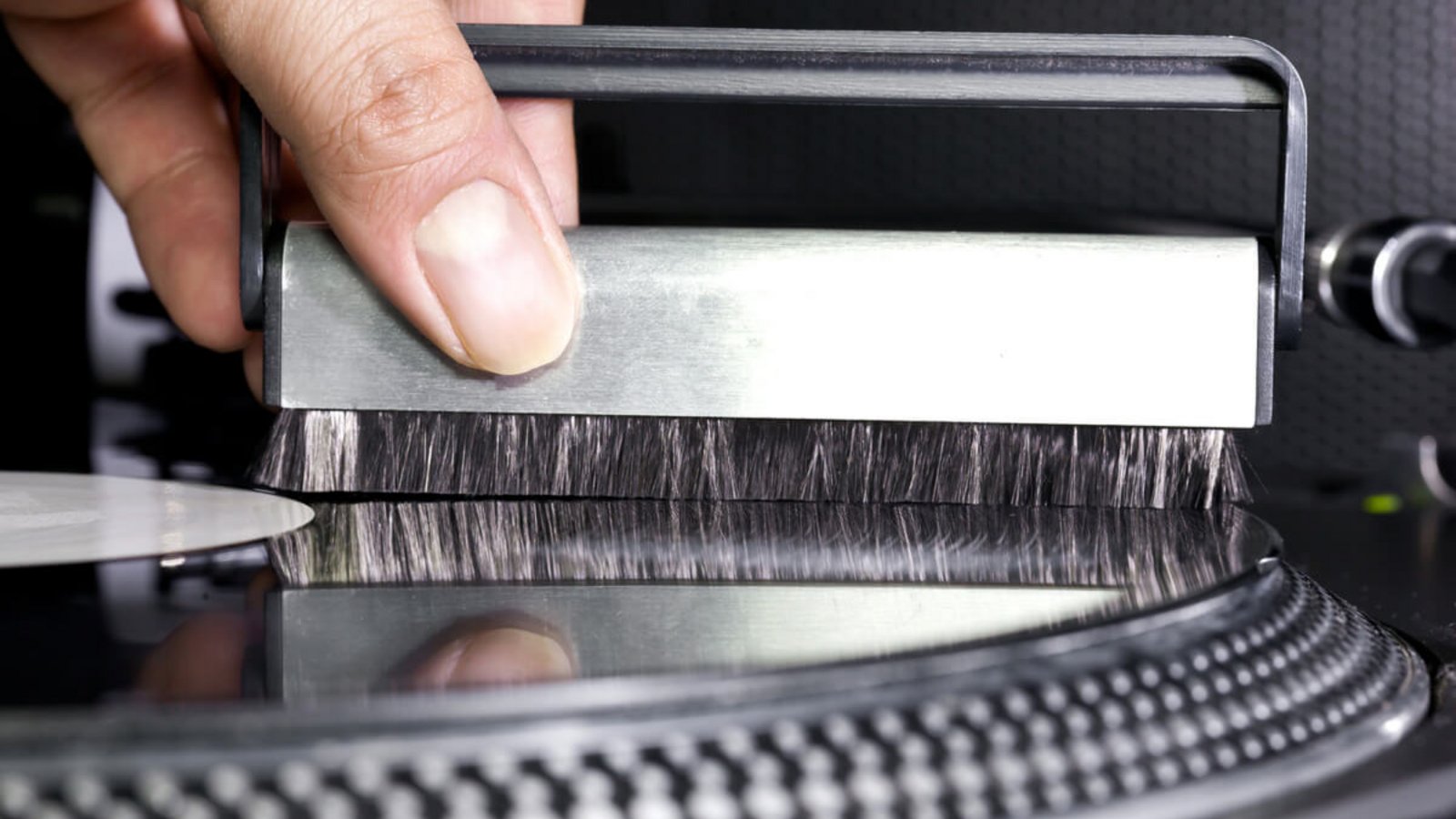 In diesem Artikel zeigen wir Ihnen, wie Sie Schallplatten schonend und gründlich reinigen können. Alle Methoden und Hausmittel im Überblick.Foto: Photopixel / Shutterstock.com
