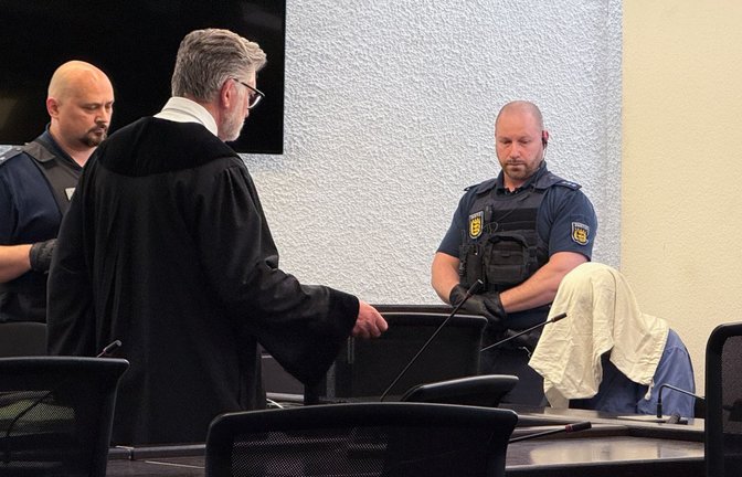 Der Angeklagte kam mit verdecktem Gesicht in den Gerichtssaal.<span class='image-autor'>Foto: David Nau/dpa</span>