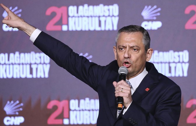 Der Vorsitzende der sozialdemokratischen CHP, Özgür Özel, hält eine Rede während des CHP-Parteitags.<span class='image-autor'>Foto: AP/Ali Unal</span>