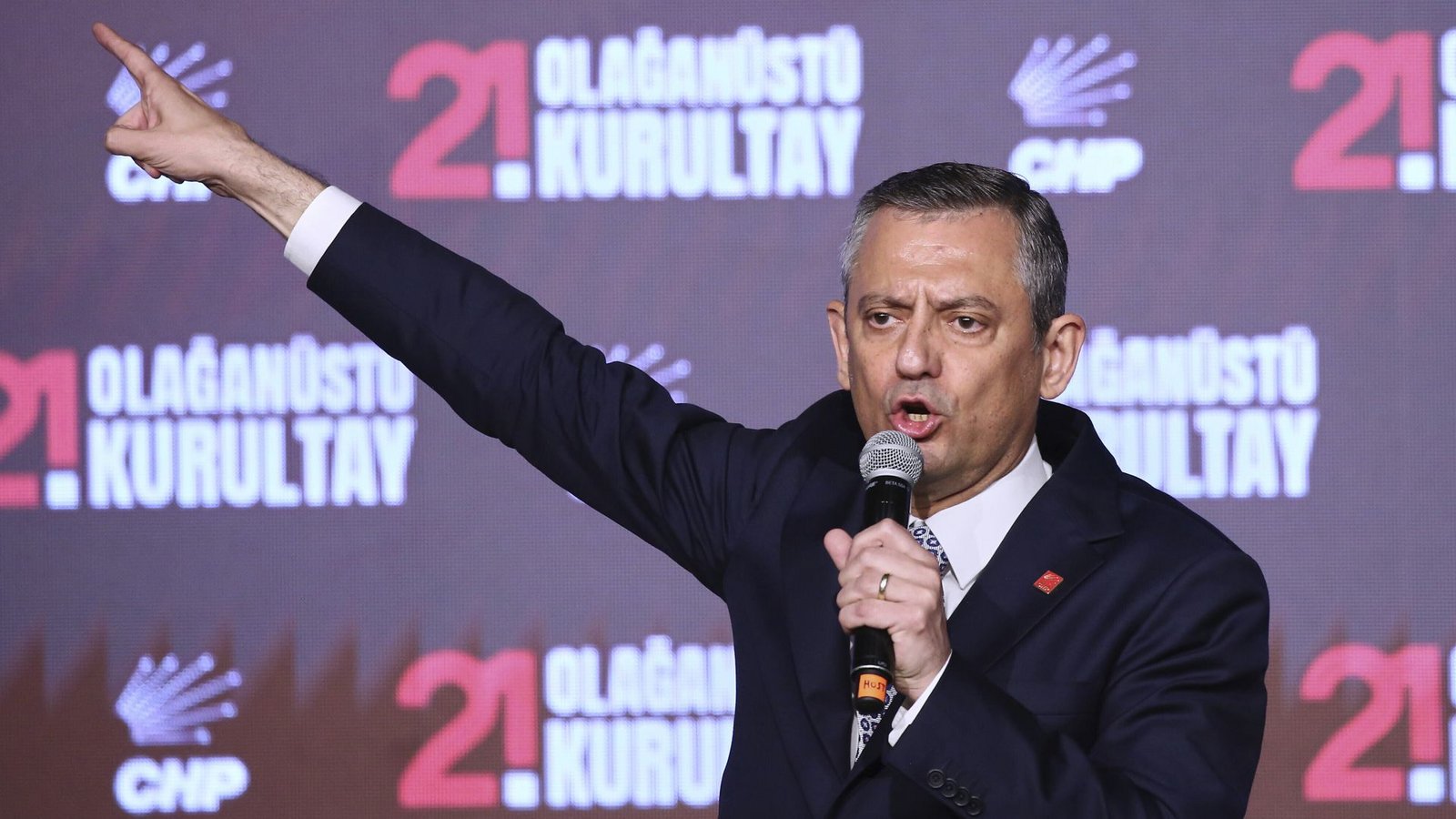 Der Vorsitzende der sozialdemokratischen CHP, Özgür Özel, hält eine Rede während des CHP-Parteitags.Foto: AP/Ali Unal