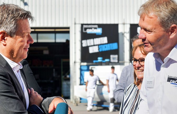 Willkommen für Minister Robert Habeck: Hermann Blattner (rechts) führt den Familienbetrieb in vierter Generation, seine Kinder stehen bereit.<span class='image-autor'>Foto: Lichtgut/Max Kovalenko</span>
