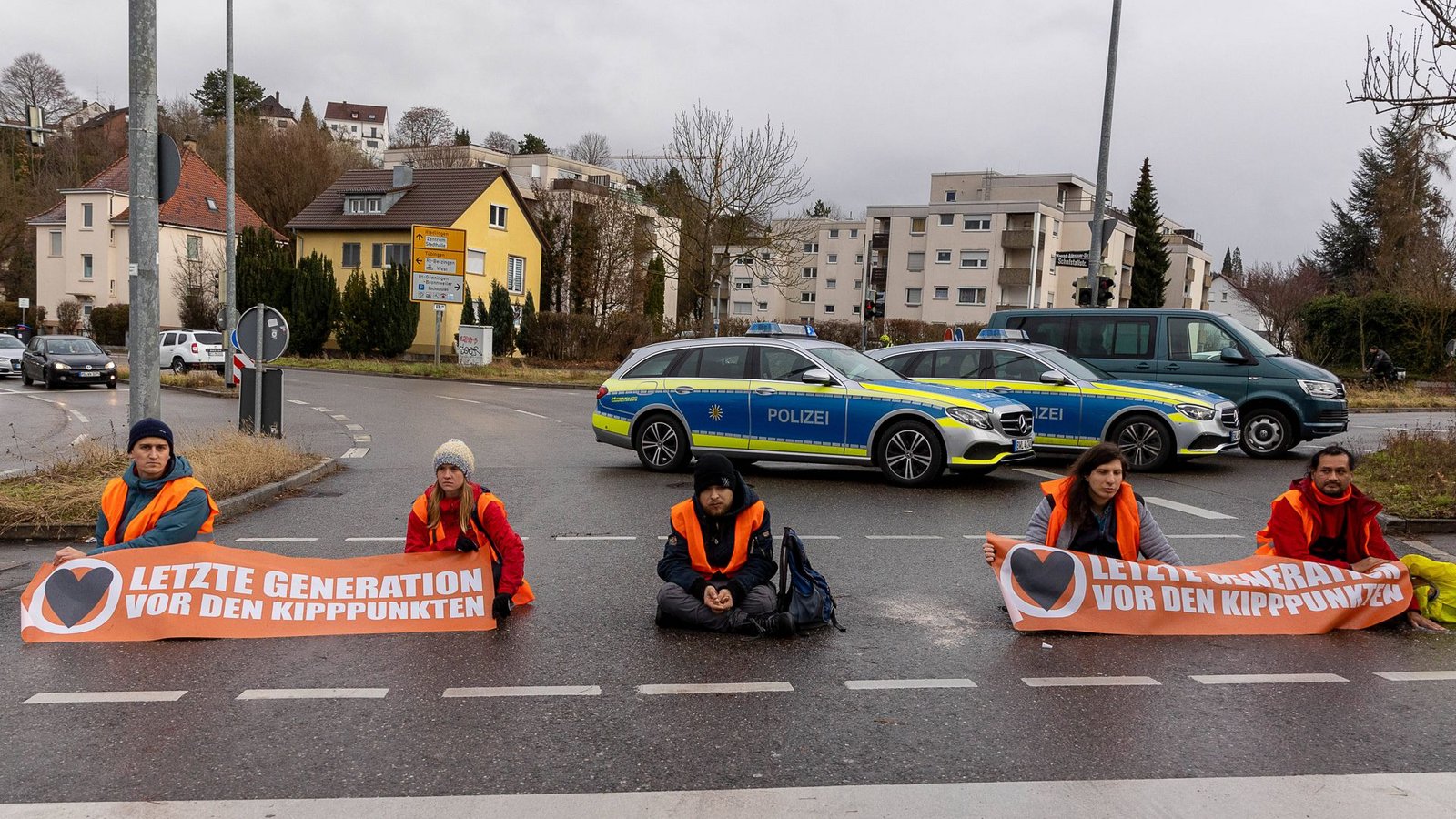 Die Letzte Generation bei einer Straßenblockade in Reutlingen im vergangenen Jahr: Darunter auch Jana Krämer, Spitzenkandidatin der Klimaliste Tübingen (Zweite von links).Foto: imago/Eibner/Dimitri Drofit Die Letzte Generation bei einer Straßenblockade in Reutlingen im vergangenen Jahr: Darunter auch Jana Krämer, Spitzenkandidatin der Klimaliste Tübingen (Zweite von links).Foto: imago/Eibner/Dimitri Drofit