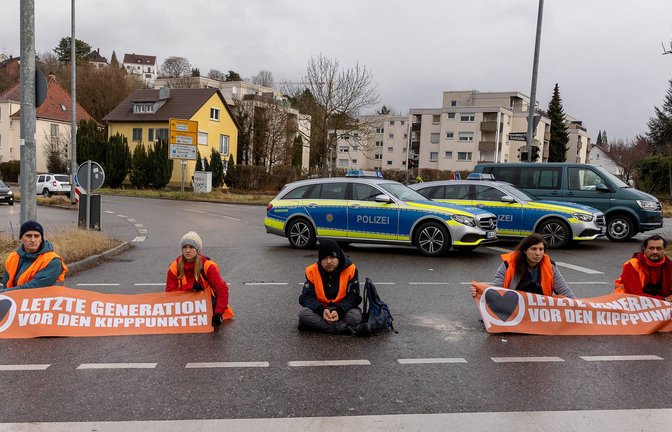 Die Letzte Generation bei einer Straßenblockade in Reutlingen im vergangenen Jahr: Darunter auch Jana Krämer, Spitzenkandidatin der Klimaliste Tübingen (Zweite von links).<span class='image-autor'>Foto: imago/Eibner/Dimitri Drofit</span>
