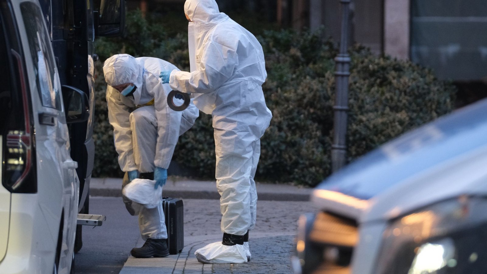 Kriminaltechniker bereiten sich auf ihre Arbeit am Ort der mutmaßlichen Amokfahrt vor.Foto: Sebastian Willnow/dpa