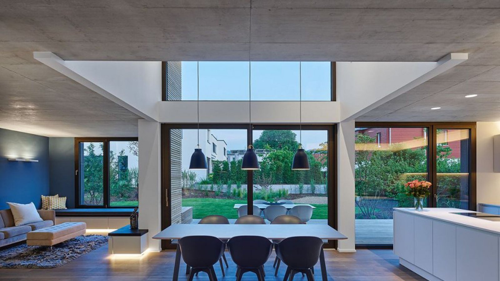 Holz trifft auf Beton und Glas in dem von dem Stuttgarter Architekten Thilo Holzer entworfenen preisgekrönten Einfamilienhaus in einem Neubauviertel in Kirchheim unter Teck im Landkreis Esslingen.Foto: Zooey Braun/Holzer Architekten Holz trifft auf Beton und Glas in dem von dem Stuttgarter Architekten Thilo Holzer entworfenen preisgekrönten Einfamilienhaus in einem Neubauviertel in Kirchheim unter Teck im Landkreis Esslingen.Foto: Zooey Braun/Holzer Architekten