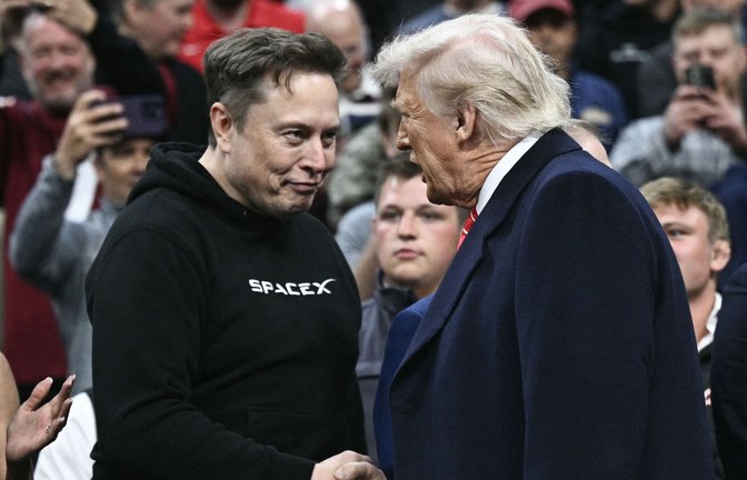 Elon Musk (links) rudert zurück.<span class='image-autor'>Foto: BRENDAN SMIALOWSKI/AFP/BRENDAN SMIALOWSKI</span>
