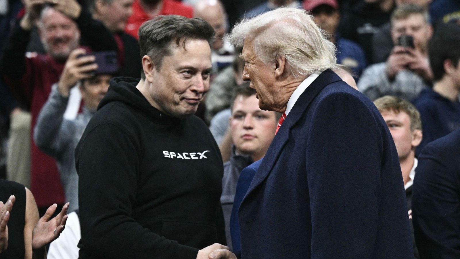 Elon Musk (links) rudert zurück.Foto: BRENDAN SMIALOWSKI/AFP/BRENDAN SMIALOWSKI Elon Musk (links) rudert zurück.Foto: BRENDAN SMIALOWSKI/AFP/BRENDAN SMIALOWSKI