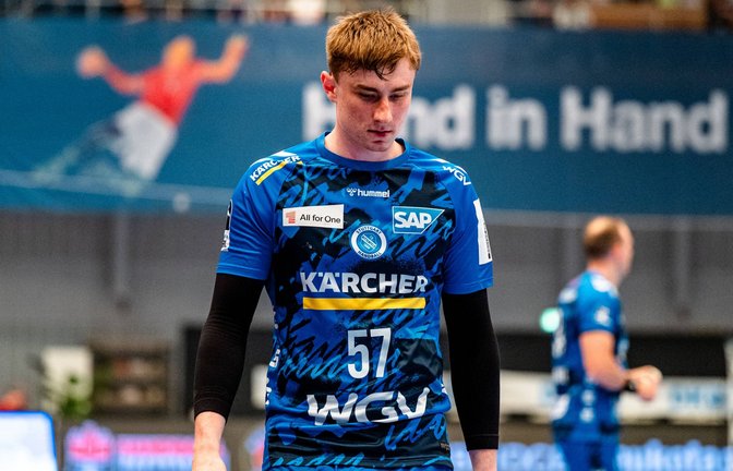Jakob Nigg ist enttäuscht – die TVB-Handballer sind beim HSV Hamburg chancenlos.<span class='image-autor'>Foto: IMAGO/Jan Huebner</span>