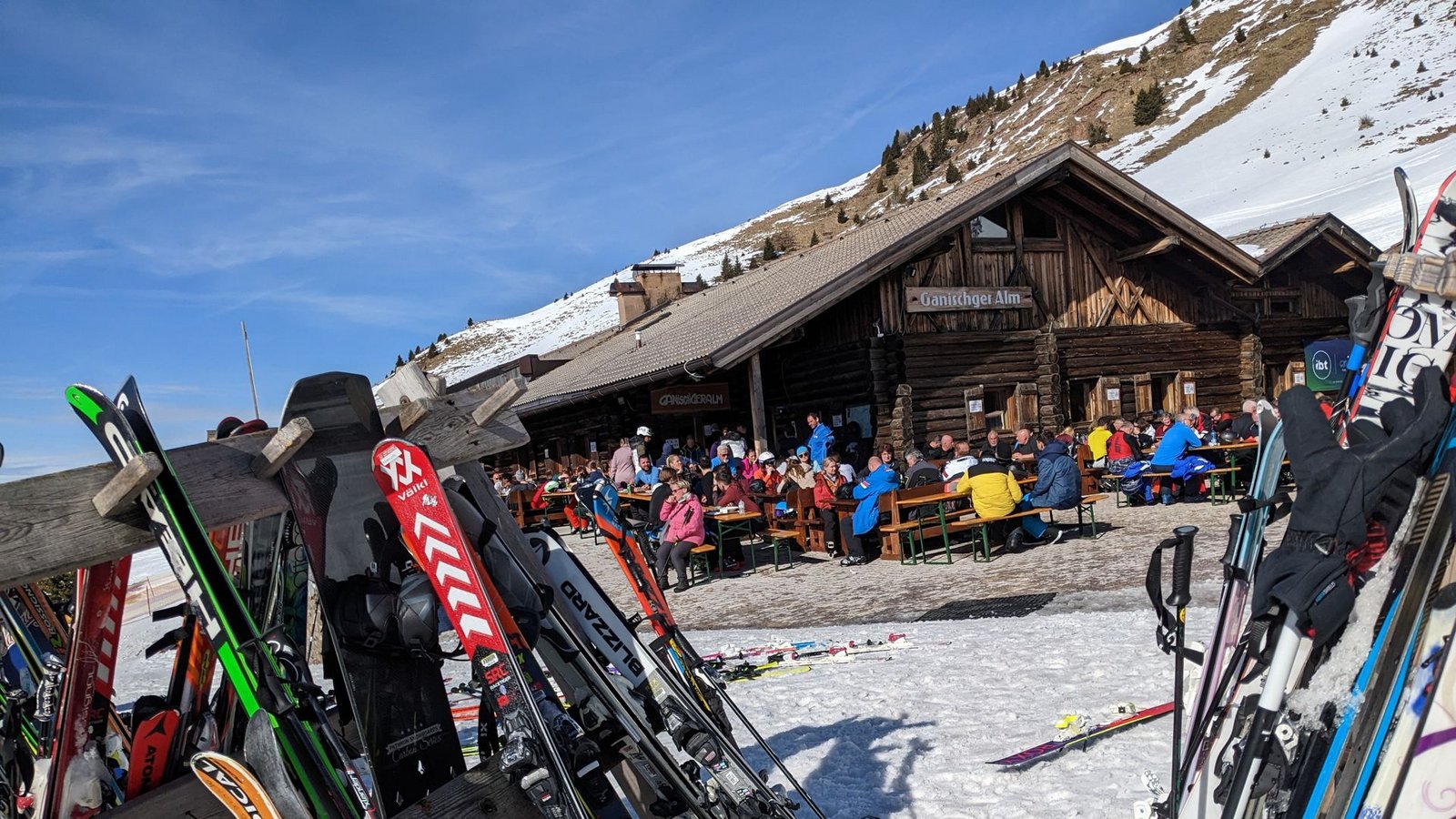 In der Berghütte einkehren und die Skier im Auge behalten ist nicht immer möglich.Foto: In der Berghütte einkehren und die Skier im Auge behalten ist nicht immer möglich.Foto: 