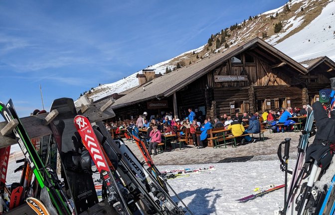 In der Berghütte einkehren und die Skier im Auge behalten ist nicht immer möglich.<span class='image-autor'>Foto: &nbsp;</span>
