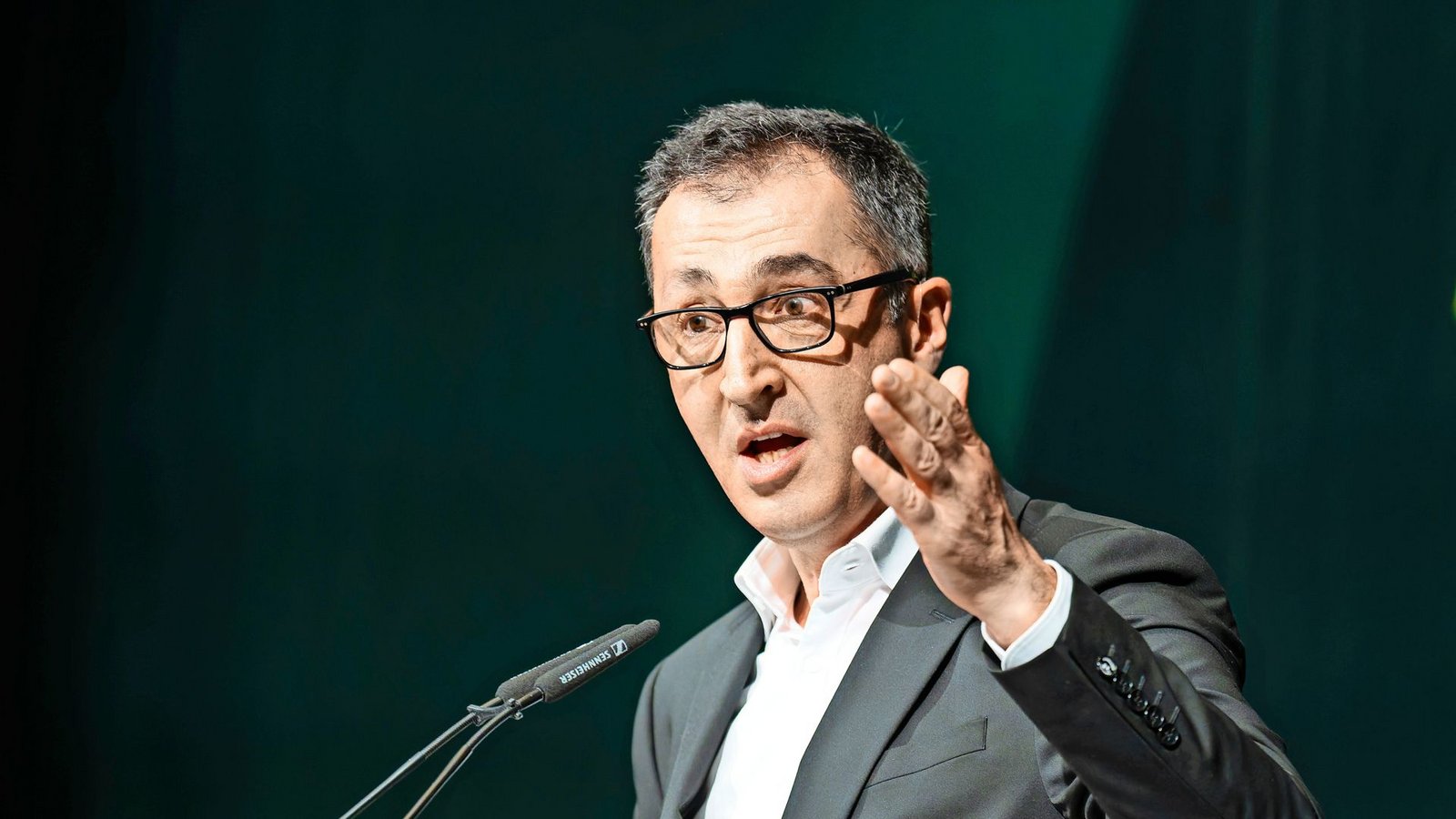 Ministerpräsident Cem Özdemir (Grüne) sagt, er halte keine Reden, die von Künstlicher Intelligenz geschrieben seien. Als Recherche-Werkzeug wird KI im Staatsministerium genutzt, dafür gibt es ein eigenes Programm.Foto: Silas Stein/dpa Ministerpräsident Cem Özdemir (Grüne) sagt, er halte keine Reden, die von Künstlicher Intelligenz geschrieben seien. Als Recherche-Werkzeug wird KI im Staatsministerium genutzt, dafür gibt es ein eigenes Programm.Foto: Silas Stein/dpa