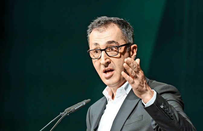 Ministerpräsident Cem Özdemir (Grüne) sagt, er halte keine Reden, die von Künstlicher Intelligenz geschrieben seien. Als Recherche-Werkzeug wird KI im Staatsministerium genutzt, dafür gibt es ein eigenes Programm.<span class='image-autor'>Foto: Silas Stein/dpa</span>