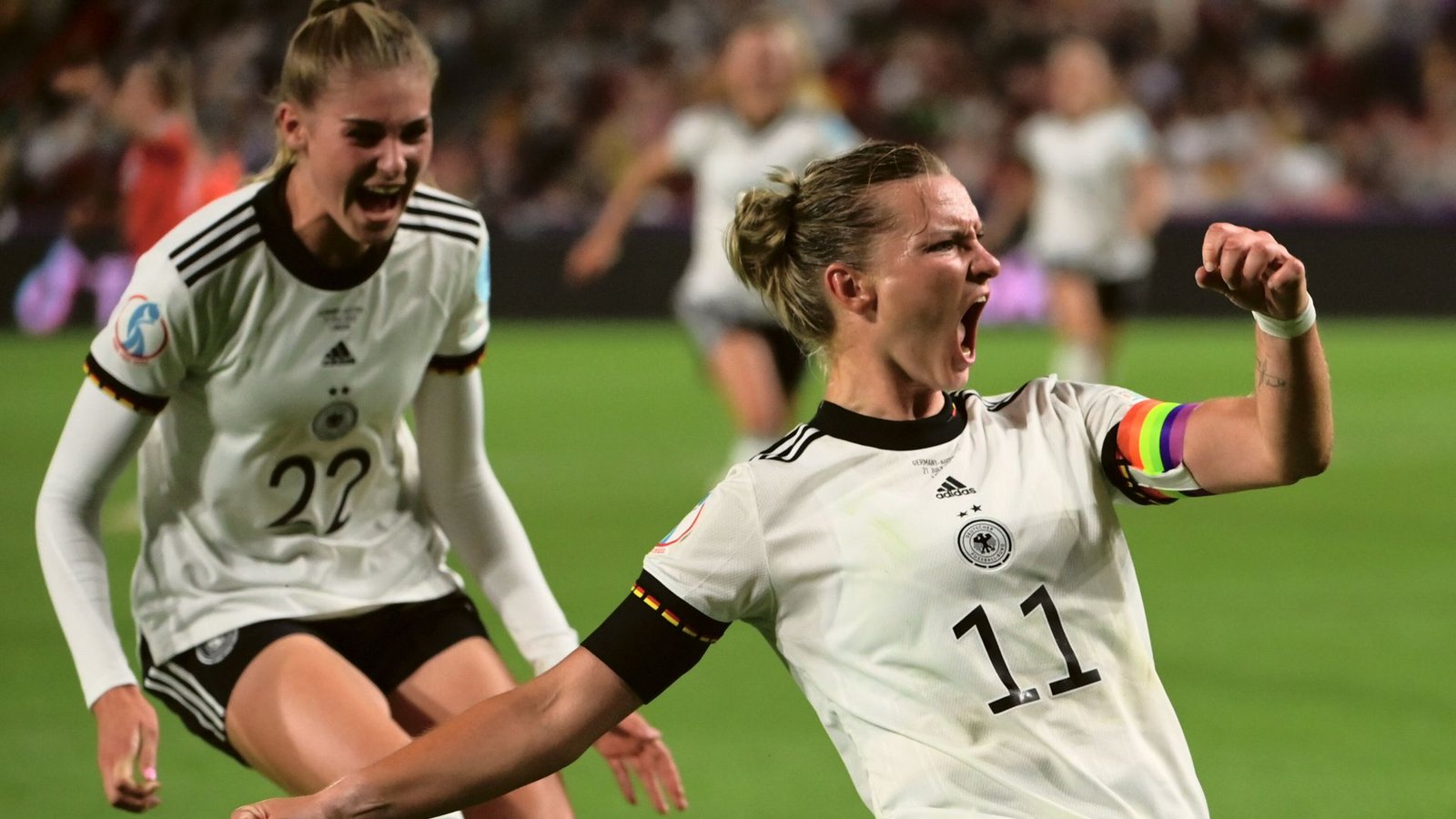 Deutschlands Spielführerin Alexandra Popp jubelt nach ihrem Treffer zum 2:0 Endstand in der 90. Minute. DeutschlandsFoto: dpa/Sebastian Gollnow