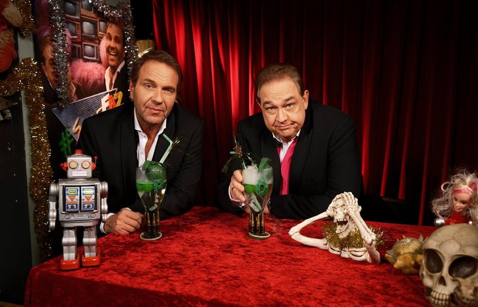 Peter Rütten (l) und Oliver Kalkofe, die das Schundfilm-Festival «#SchleFaZ» moderieren.<span class='image-autor'>Foto: picture alliance/dpa/RTL/Nitro | Philipp Rathmer</span>