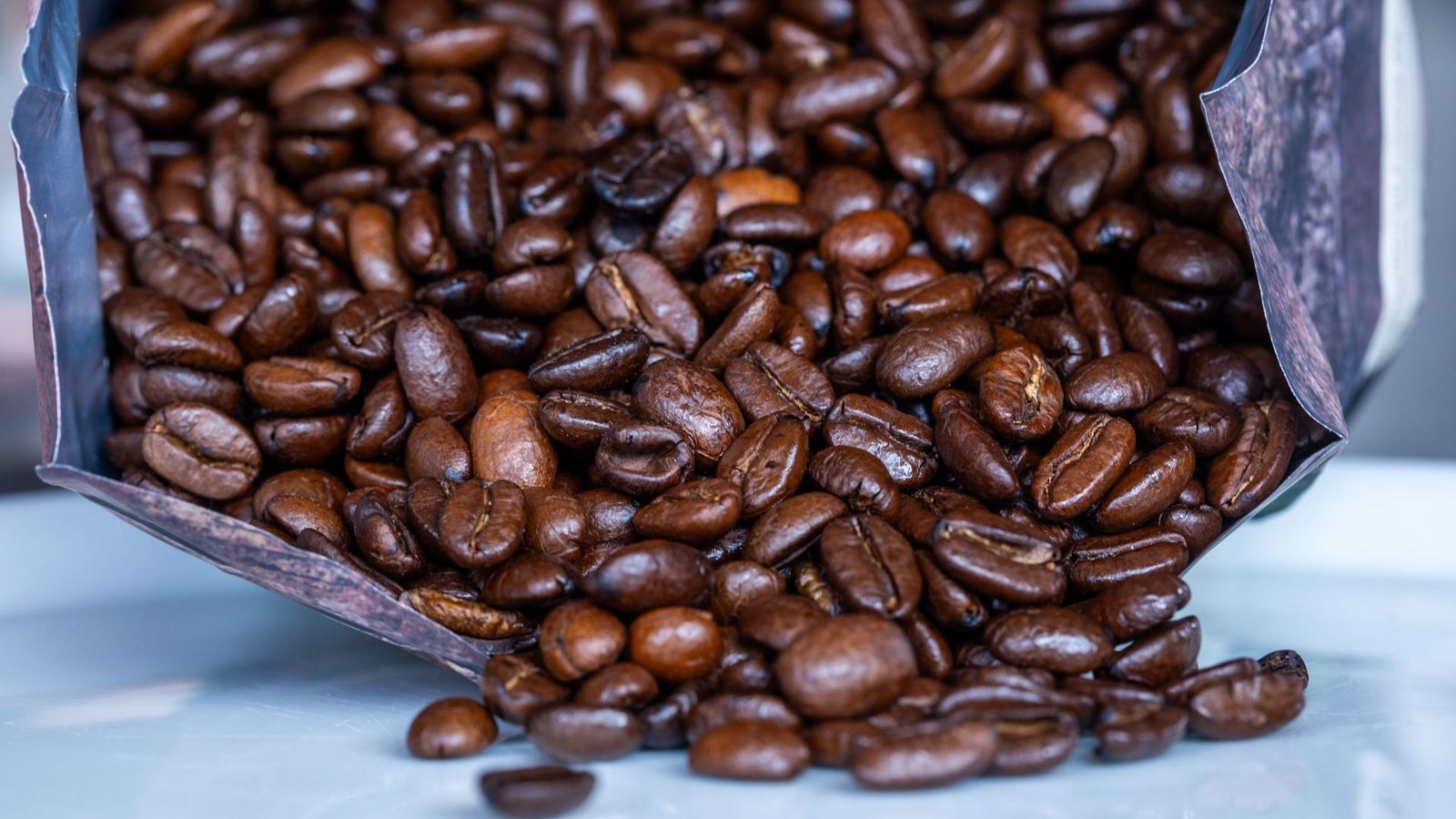 Händler senken Preise für Markenkaffee (Symbolfoto).Foto: Jens Büttner/dpa/Jens Büttner