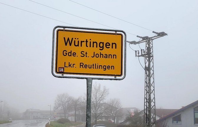 Ortsschild in der Nähe des Tatorts in St. Johann – der Tatverdächtige soll unter anderem hier seine Familie umgebracht haben.<span class='image-autor'>Foto: Michael Bosch</span>