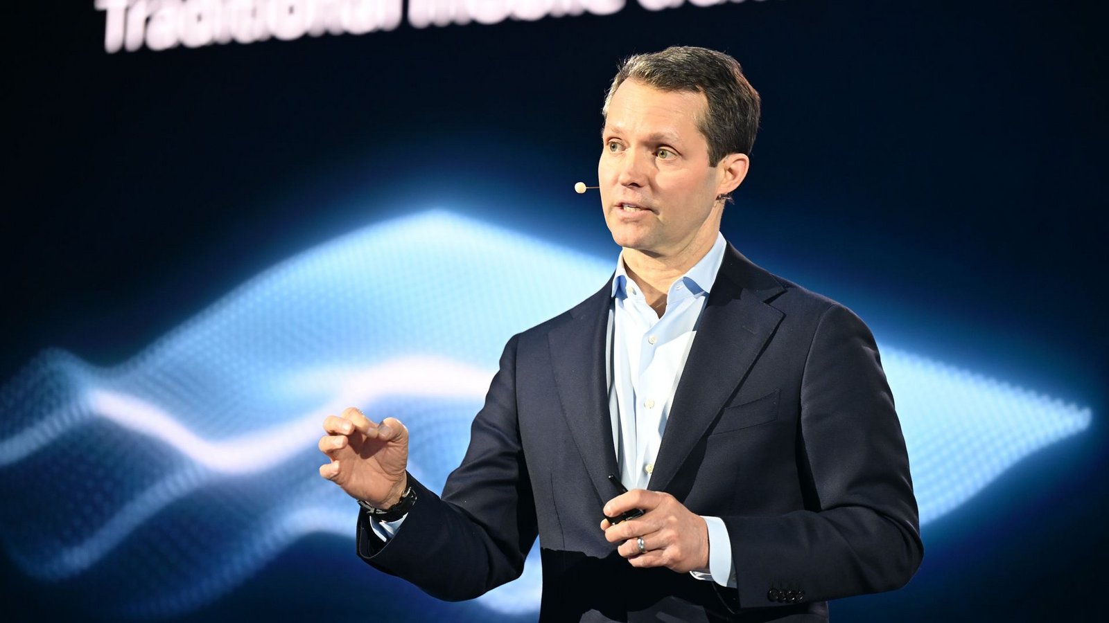 Nokia-Chef Justin Hotard sieht viel Arbeit auf die Netzbetreiber zukommen.Foto: Wolf von Dewitz/dpa