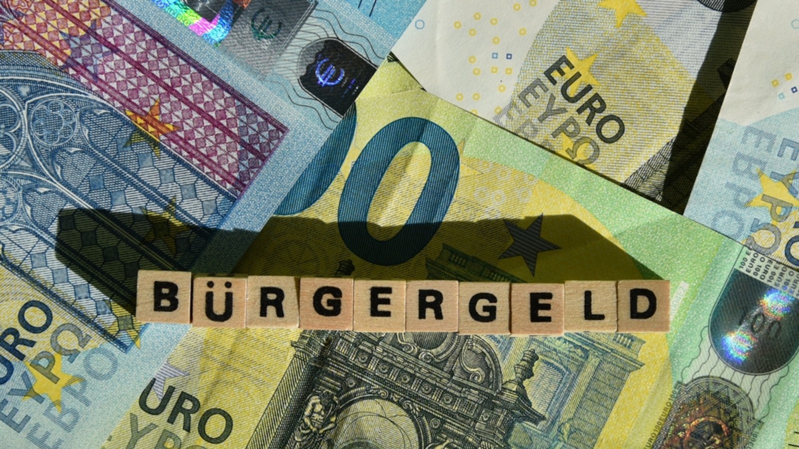Das Geld wird monatlich im Voraus bezahlt.Foto: Dueringerto / shutterstock.com