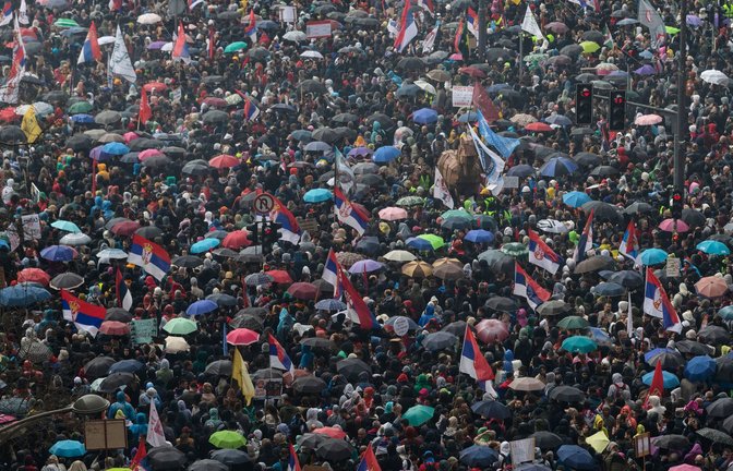 Die Protestierenden reisten unter anderem zu Fuß, per Fahrrad oder mit dem Traktor nach Belgrad.<span class='image-autor'>Foto: dpa/Marko Drobnjakovic</span>