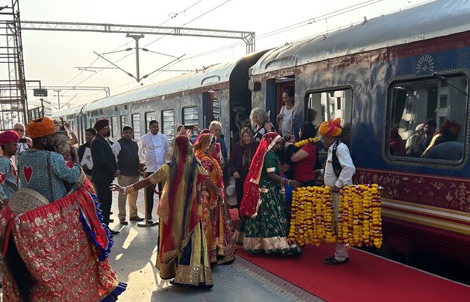 Bahnreise in Indien: Empfang der Fahrgäste des Deccan Odyssey in Jaipur, der Hauptstadt von Rajasthans.<span class='image-autor'>Foto:  SWR/Alexander Schweitzer</span>
