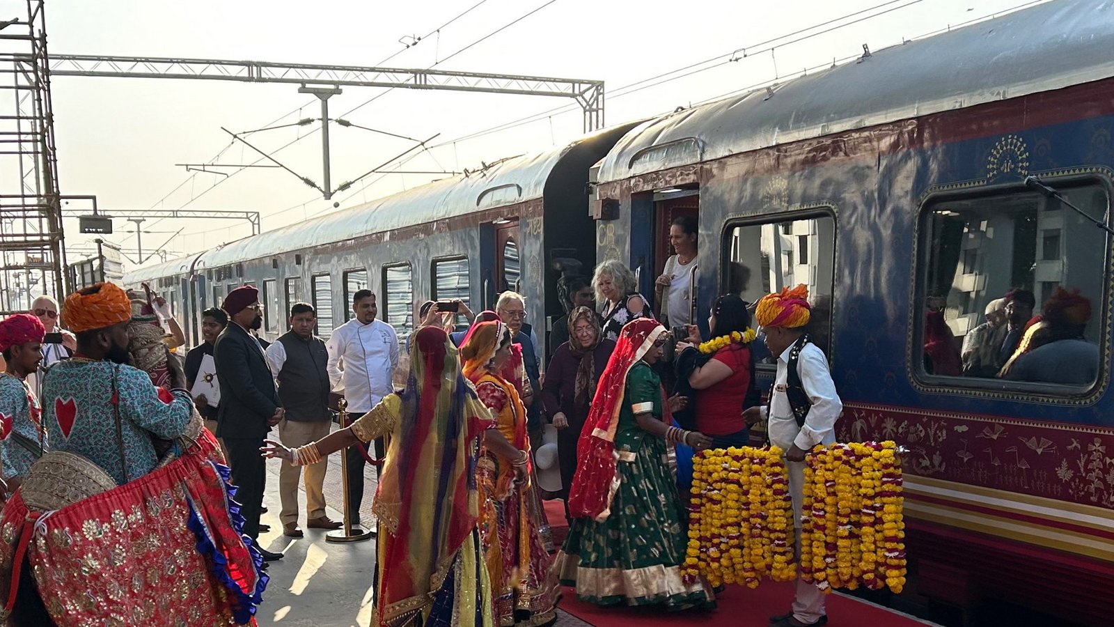 Bahnreise in Indien: Empfang der Fahrgäste des Deccan Odyssey in Jaipur, der Hauptstadt von Rajasthans.Foto: SWR/Alexander Schweitzer Bahnreise in Indien: Empfang der Fahrgäste des Deccan Odyssey in Jaipur, der Hauptstadt von Rajasthans.Foto: SWR/Alexander Schweitzer