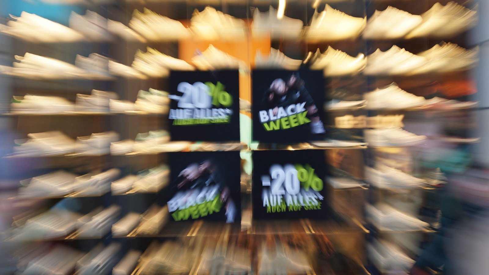 Bald gibt es das wohl größte Shopping-Event des Jahres mit dem Versprechen großer Rabatte. (Symbolbild)Foto: dpa/Marcus Brandt Bald gibt es das wohl größte Shopping-Event des Jahres mit dem Versprechen großer Rabatte. (Symbolbild)Foto: dpa/Marcus Brandt