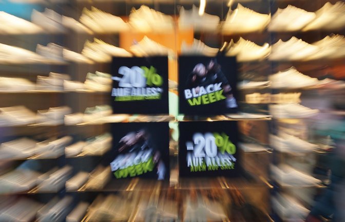 Bald gibt es das wohl größte Shopping-Event des Jahres mit dem Versprechen großer Rabatte. (Symbolbild)<span class='image-autor'>Foto: dpa/Marcus Brandt</span>