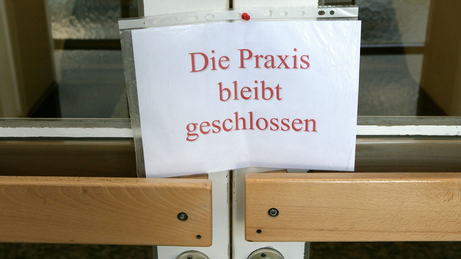Viele Patienten haben weite Wege zum Arzt, wenn die bisherige Praxis geschlossen wird.Foto: dpa Viele Patienten haben weite Wege zum Arzt, wenn die bisherige Praxis geschlossen wird.Foto: dpa