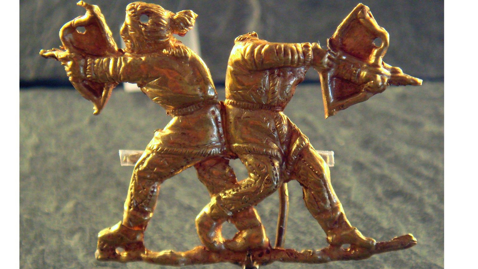 Dieses goldene Schmuckteil stellt zwei mit Pfeil und Bogen bewaffnete Skythenkrieger dar.Foto: imago/AGB Photo Dieses goldene Schmuckteil stellt zwei mit Pfeil und Bogen bewaffnete Skythenkrieger dar.Foto: imago/AGB Photo