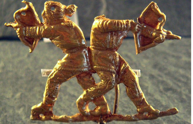 Dieses goldene Schmuckteil stellt zwei mit Pfeil und Bogen bewaffnete Skythenkrieger dar.<span class='image-autor'>Foto: imago/AGB Photo</span>