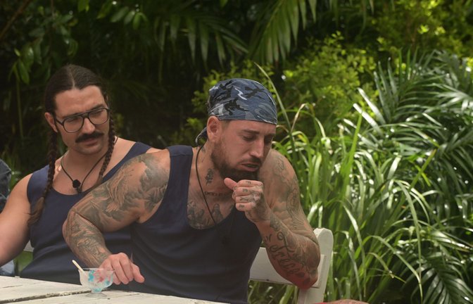 Mike kämpft mit dem Würgereiz  – und verliert.<span class='image-autor'>Foto: RTL / Stefan Thoyah/Tag 11</span>
