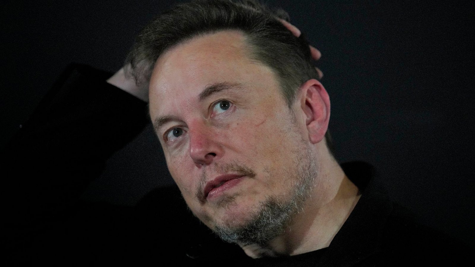 Tesla-Chef Elon Musk führt in Peking Gespräche. China ist der zweitwichtigste Absatzmarkt für den Elektroautohersteller.Foto: Kirsty Wigglesworth/AP Pool/dpa