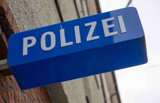 Die Polizei in Rastatt ermittelt gegen einen 21-Jährigen wegen Social-Media-Prankst (Symbolfoto).<span class='image-autor'>Foto: Peter Kneffel/dpa/Peter Kneffel</span>