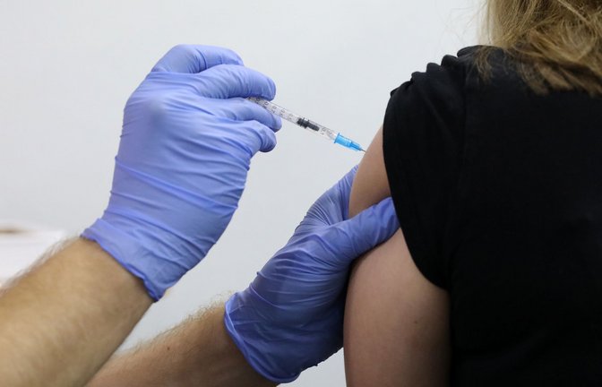Ein Jugendlicher wird in Waren-Müritz (Mecklenburg-Vorpommern) mit dem Impfstoff von Biontech/Pfizer gegen Corona geimpft.<span class='image-autor'>Foto: dpa/Bernd Wüstneck</span>