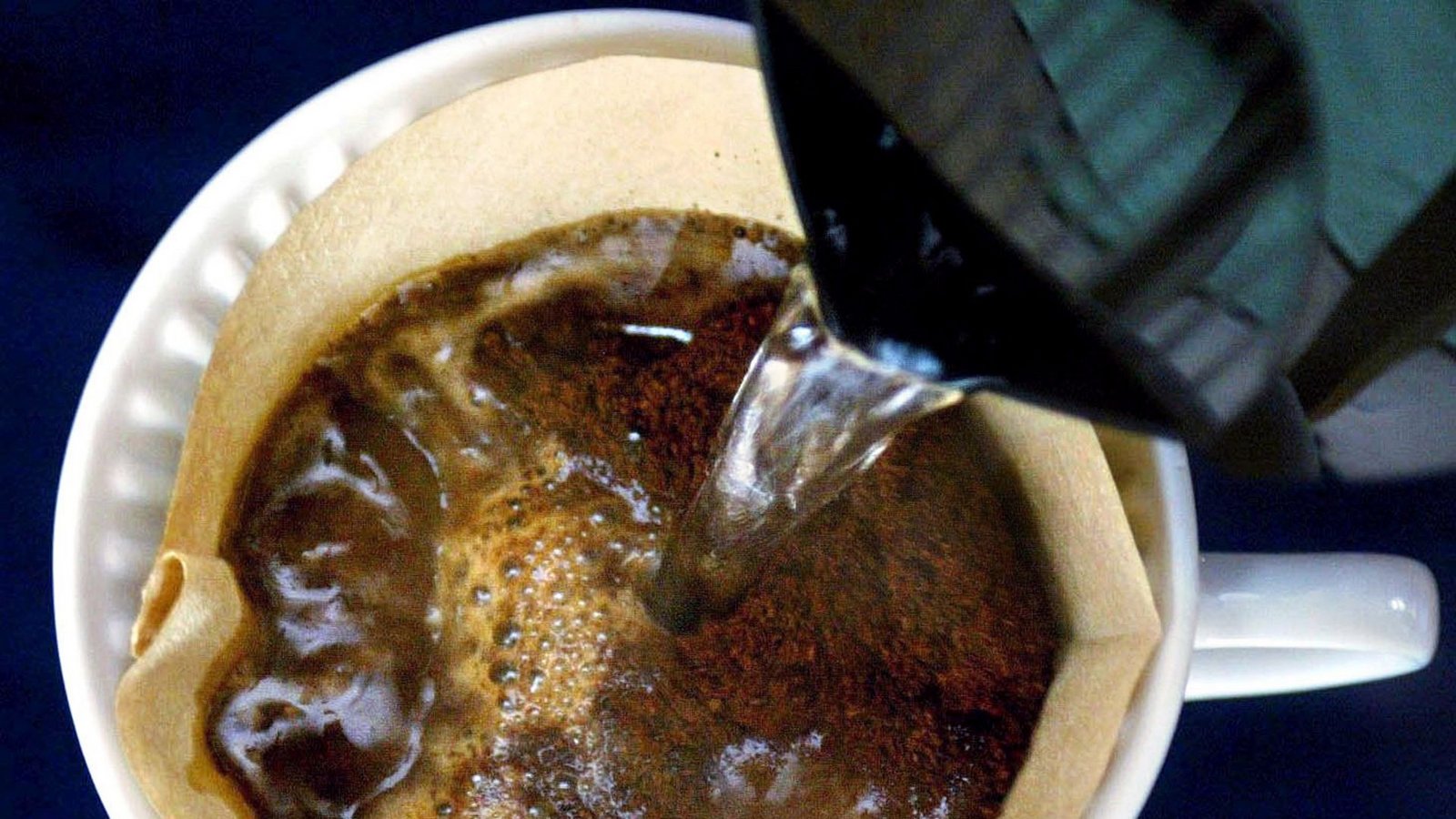 Der Purist: Filterkaffee – einfach, schlicht, ohne viel Tamtam: Milch, Sahne, Zucker  – alles nur Beiwerk. Sie sind Puritaner, Konsum ist Ihnen nur Mittel zum Zweck, nicht der Inhalt Ihres Daseins. Heißes Wasser, Kaffeepulver, ein Papierfilter – mehr brauchen Sie nicht, um zufrieden zu sein.Foto: dpa