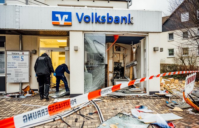Die Geldautomatensprengung hat dem klassischen Banküberfall längst den Rang abgelaufen.<span class='image-autor'>Foto: dpa/Markus Klümper</span>