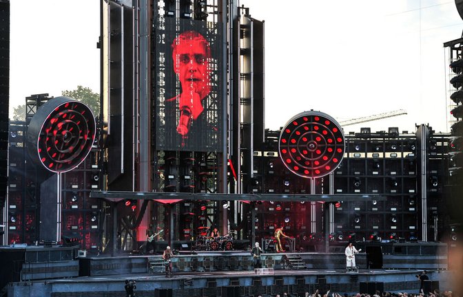 Vor den Vorwürfen: Till Lindemann (Mitte) mit seiner Band Rammstein bei einem der Konzerte in Stuttgart im Vorjahr.<span class='image-autor'>Foto: Lichtgut/Max Kovalenko</span>