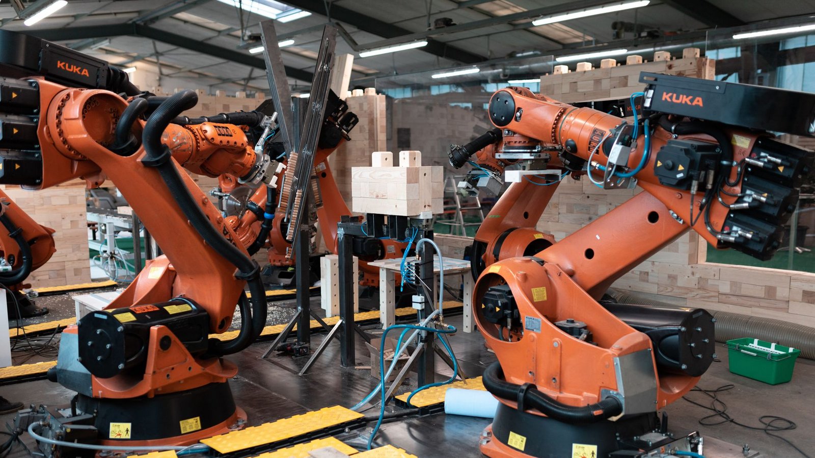 Die Roboter in der Produktionszelle in Tübingen: Sie seien super schnell aufgebaut gewesen, sagt Lewin Fricke von Triqbriq. Das bringt das Start-up auf neue Ideen.Foto: privat Die Roboter in der Produktionszelle in Tübingen: Sie seien super schnell aufgebaut gewesen, sagt Lewin Fricke von Triqbriq. Das bringt das Start-up auf neue Ideen.Foto: privat
