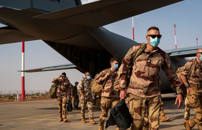 Französische Soldaten in Niamey. Frankreichs Präsident Emmanuel Macron hat das Ende der militärischen Zusammenarbeit mit dem Niger verkündet.<span class='image-autor'>Foto: Jerome Delay/AP</span>