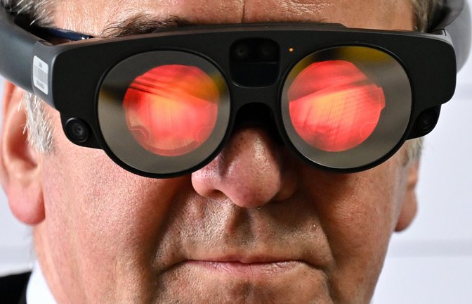 Hat Verteidigungsminister Boris Pistorius (hier während einer Vorführung mit VR-Brille) den Durchblick? In Meinungsumfragen ist er jedenfalls der beliebteste Bundespolitiker.<span class='image-autor'>Foto: dpa/Martin Schutt</span>