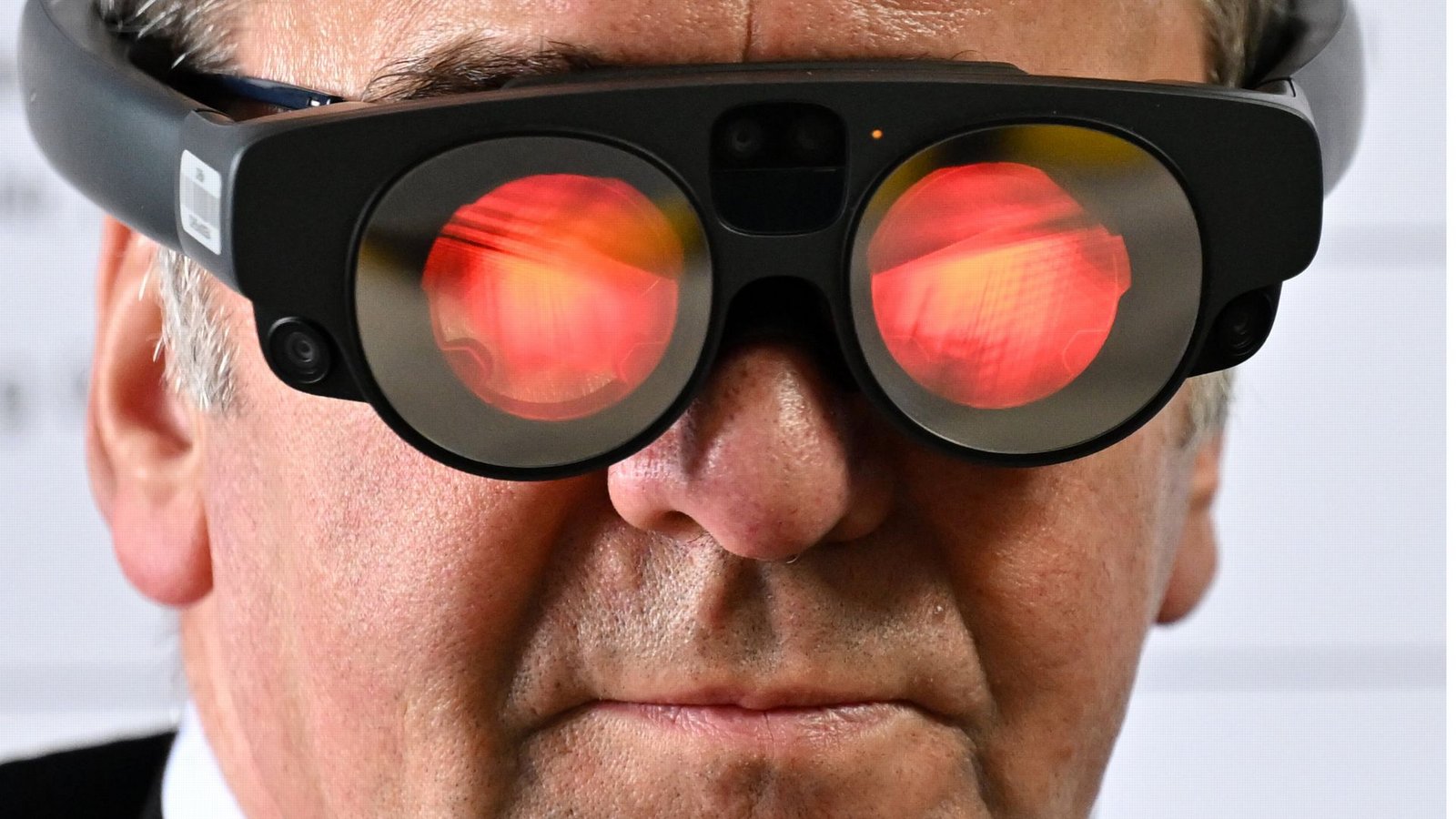 Hat Verteidigungsminister Boris Pistorius (hier während einer Vorführung mit VR-Brille) den Durchblick? In Meinungsumfragen ist er jedenfalls der beliebteste Bundespolitiker.Foto: dpa/Martin Schutt Hat Verteidigungsminister Boris Pistorius (hier während einer Vorführung mit VR-Brille) den Durchblick? In Meinungsumfragen ist er jedenfalls der beliebteste Bundespolitiker.Foto: dpa/Martin Schutt