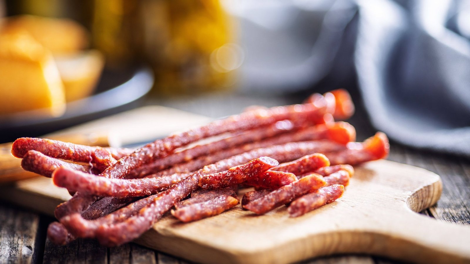 Bei Salami-Knackern aktuell auf Chargennummern und Mindesthaltbarkeitsdatum achten (Symbolbild).Foto: IMAGO/Zoonar Bei Salami-Knackern aktuell auf Chargennummern und Mindesthaltbarkeitsdatum achten (Symbolbild).Foto: IMAGO/Zoonar
