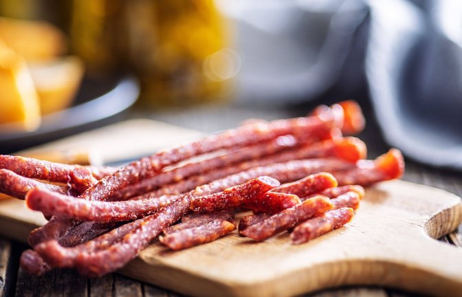 Bei Salami-Knackern aktuell auf Chargennummern und Mindesthaltbarkeitsdatum achten (Symbolbild).<span class='image-autor'>Foto: IMAGO/Zoonar</span>