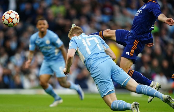 Kevin De Bruyne (M) von Manchester City köpft zum 1:0 gegen Real Madrid ein.<span class='image-autor'>Foto: Mike Egerton/PA Wire/dpa</span>