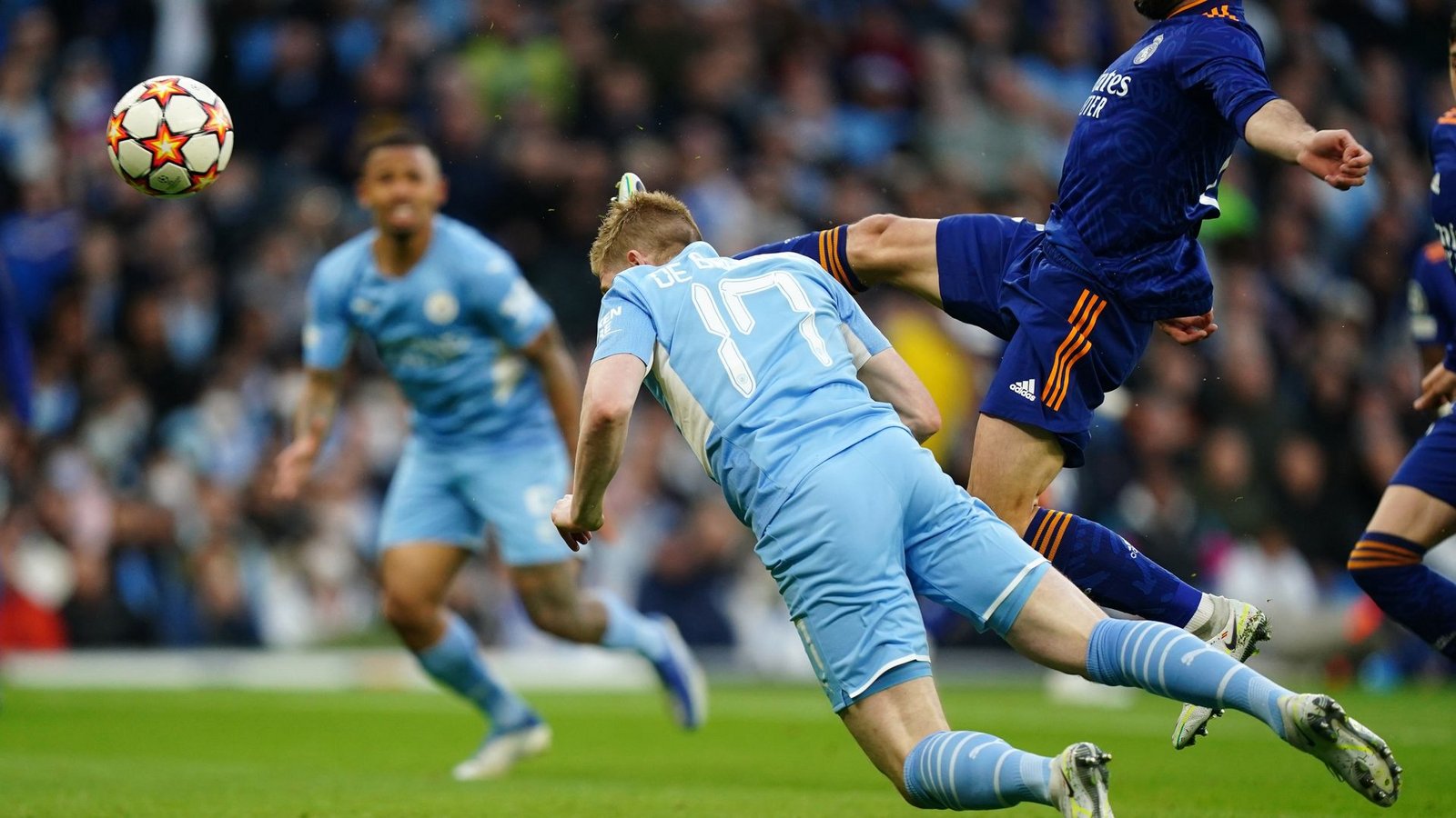 Kevin De Bruyne (M) von Manchester City köpft zum 1:0 gegen Real Madrid ein.Foto: Mike Egerton/PA Wire/dpa